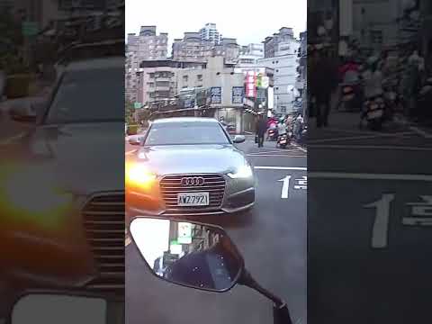 不想排隊，想逆向超車的奧迪