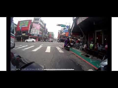 三寶闖紅燈左轉撞車