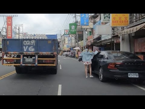 停在車道上的車
