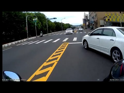 倒車到外線，開啟無敵方向燈迴轉