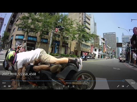 機車逆向超車自摔車禍