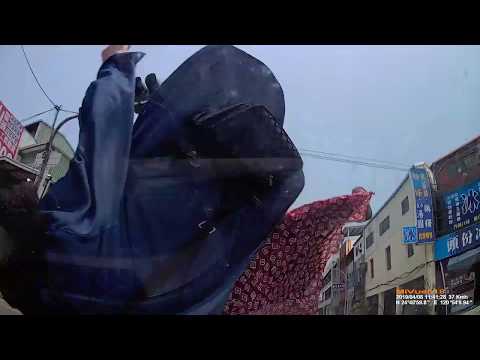 三寶紅燈直直撞