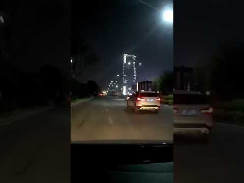 強光開道，亮瞎眼！逆行的摩托車 