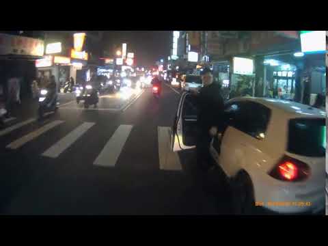 差點被開車門的三寶擊落