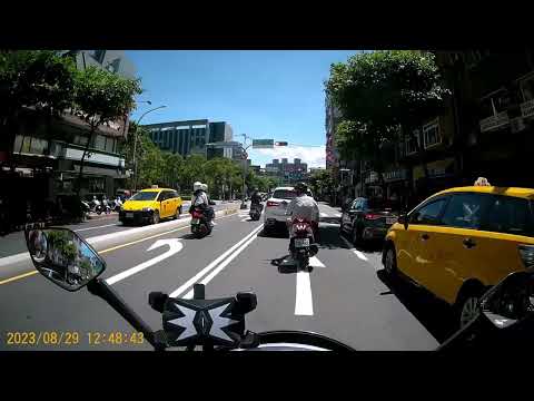 【235-NAF】變換車道未打方向燈 & 違規跨越雙白線 (已舉發)