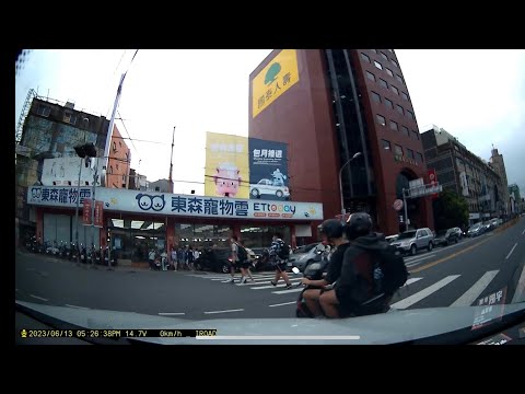 06/13 Taiwan 彰化市 東民街 鬼之出現的機車騎士，我方向燈都打到要燒掉啦，IROAD X5 