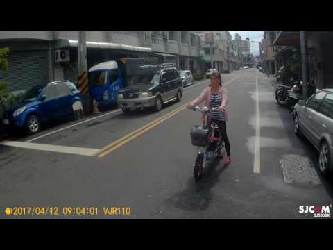 誇張！三寶直接停逆向等紅綠燈