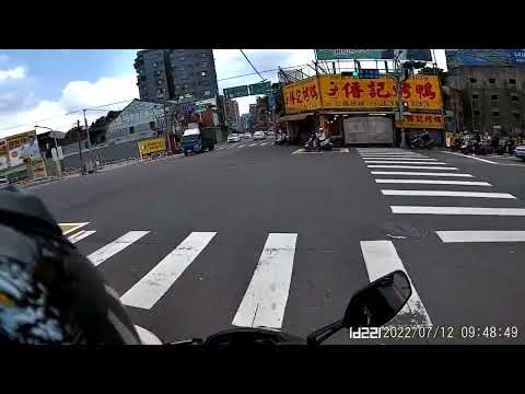 這路口很常看到從路橋衝下來的汽機車闖紅燈  