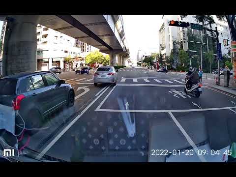 ㄟ嘿～以為我要左轉嗎？對沒錯  