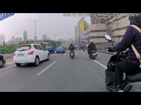 機車不看後照鏡也不打方向燈就直接切出來