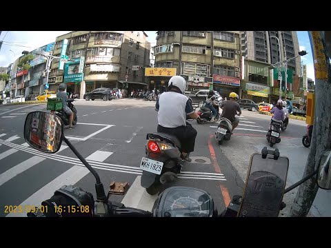 【099-BBT】轉彎未打方向燈 (已舉發)