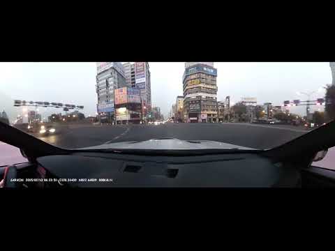 高雄街頭狂飆遇到垃圾計程車迴轉(VDO 8047原聲版)