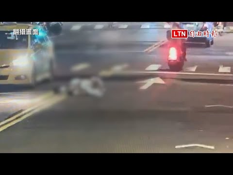 台北妙齡女過馬路闖紅燈衝了 下秒被小黃撞飛（翻攝畫面）