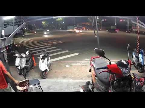 騎士搶快闖紅燈 造成三車四人送醫環球日報社 World News Media