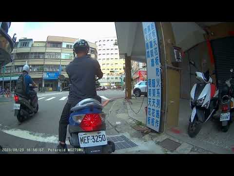 老屁猴三寶 擋在車道上拍照 綠燈還是硬是不走