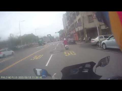 三寶遇到闖紅燈又騎不快的阿姨真低恐怖