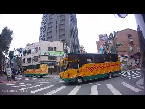 三寶，沒戴安全帽，行人腳踏車硬要闖紅燈