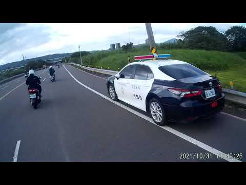 10 31 摩托車左轉被攔下來了