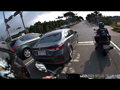 在咱鬼島的機車停等區=小黃+多元化計程車和雙B或不倫不類改裝車專用停等區  