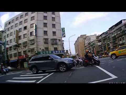 你一台這麼大台的車就這樣直接停在斑馬線上!!這樣對嗎?