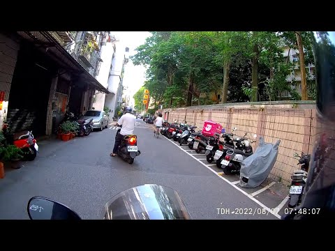 鬼切停車阿伯 後照鏡方向燈都是選配 還好沒超車 太無情了三寶 | 台灣影像 台灣交通