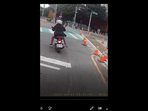 (檢舉成功)  違規跨越雙黃線$600 + 逆向駕駛$600 + 闖紅燈$1800