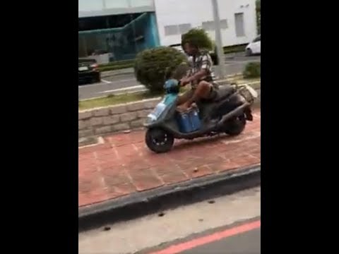 「」阿公自製的可愛安全帽！大十字路口闖紅燈，騎人行道，一路違規，最後遇到警察！