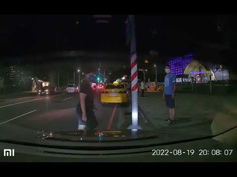 計程車違規停紅線！還咆哮小客車停他們的車位