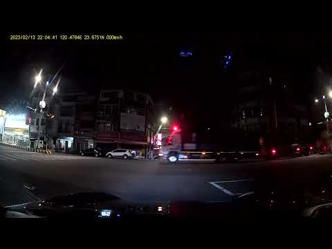 大貨車 聯結車 三寶太囂張 闖紅燈還直接檔在路中間 三寶 is anywhere