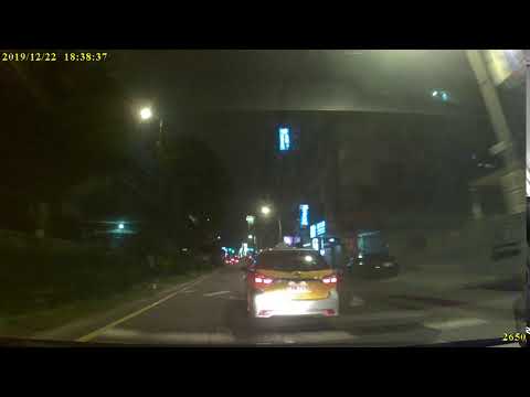 垃圾計程車變換車道未依規定使用方向燈