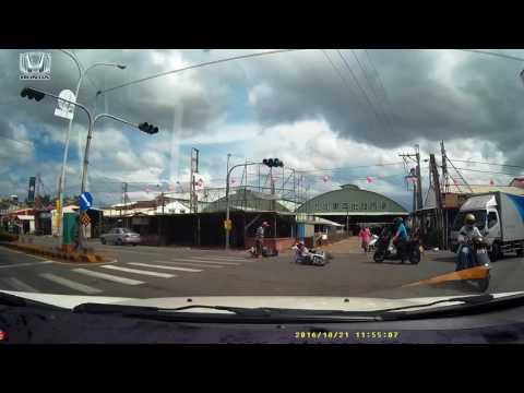 屏東九如果菜市場門口老三寶闖紅燈撞人21日 115432 069A