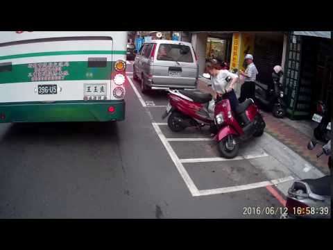 美三寶沒戴安全帽、逆向騎人行道又差點跌倒...(很像林美照)