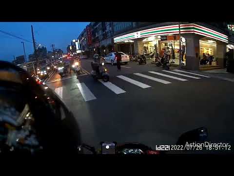 看你停那麼凸出覺得很礙眼 我必須請你後退些 