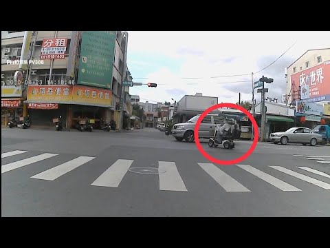 新營老三寶 闖紅燈代步車神主牌