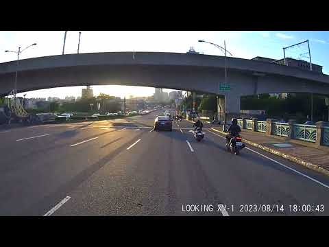 直行車違規右轉 差點撞機車