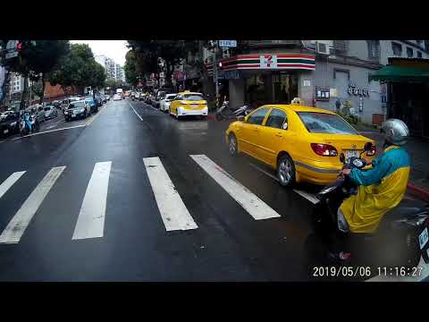 05 06 看起來警車上的警察沒看到計程車停在斑馬線上面