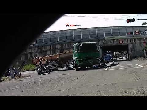 三寶.車禍影片 車禍影片此路口有分快慢車道專用號誌所以肯定有人闖紅燈 高雄市鳳山區五甲交流道下與鳳南一路口