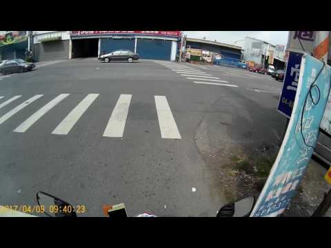 三寶載著瓦斯桶闖紅燈 狂