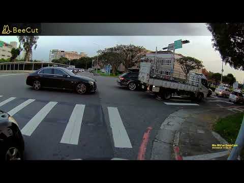 黃燈的時候就來不及過線,轉紅燈了還一直開超過線是怎麼樣???