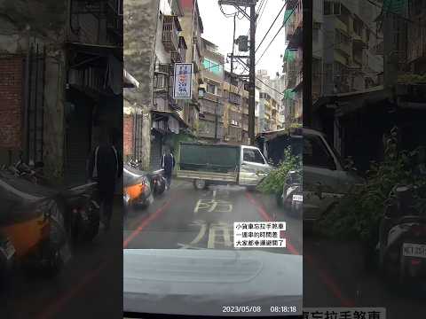 小貨車忘拉手煞車撞牆