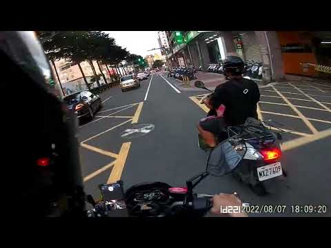 阿不就好佳在我沒再往右邊騎ㄧ些   