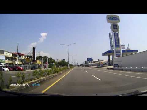 HPIM1069-機車違規左轉-嚇我一跳。台南奇美博物館前。